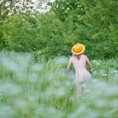 femme nue dans un champ